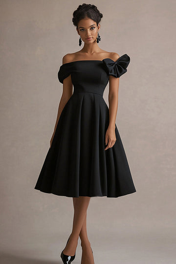 Robe de graduation midi en satin noir avec nœud